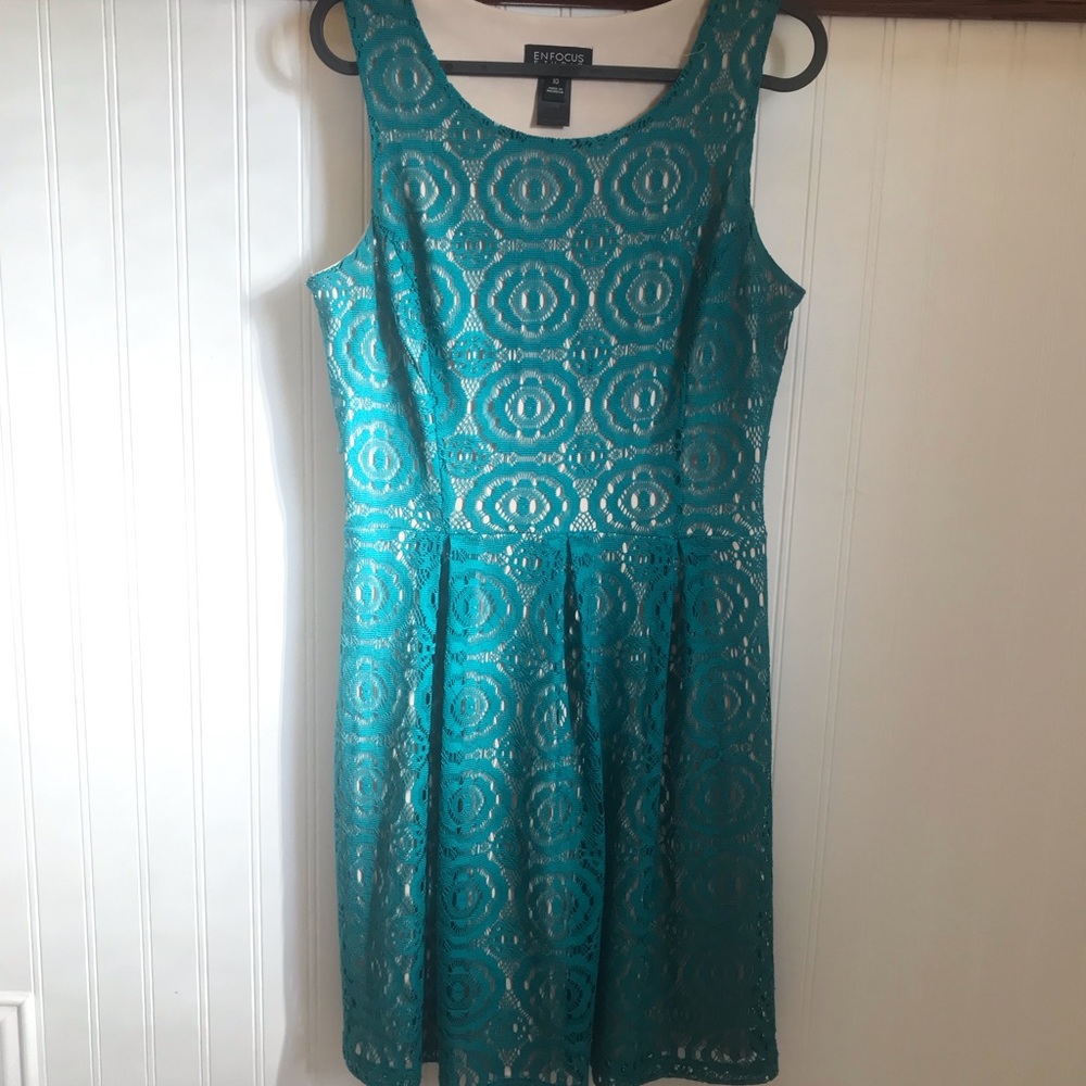Sleeveless emerald green embroidery pattern dress